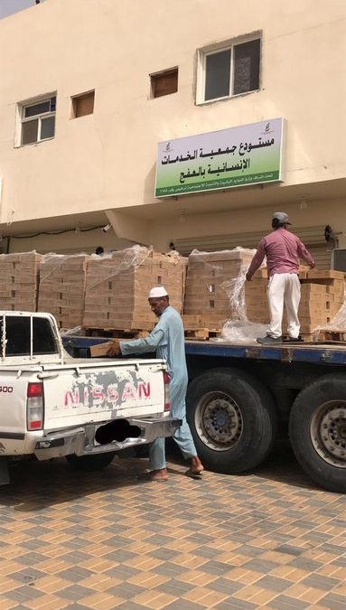 توزيع سلة التمر من المركز الوطني للنخيل والتمور